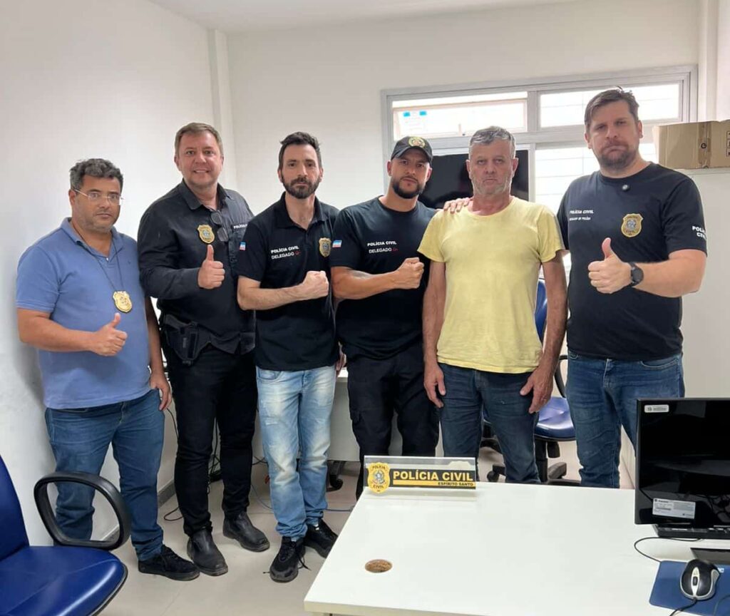 Empresário José Nilson Stefanelli, de 56 anos, ao lado de policiais civis após ser localizado em São Gabriel da Palha, no Noroeste do Espírito Santo