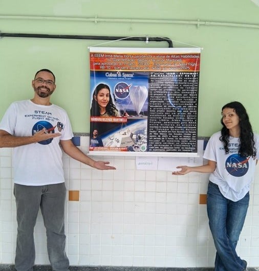 A estudante Bárbara Rezende Martinelli, ao lado do professor Luiz Gustavo Gomes, apresenta o projeto científico desenvolvido na Escola Estadual Irmã Maria Horta, em Vitória