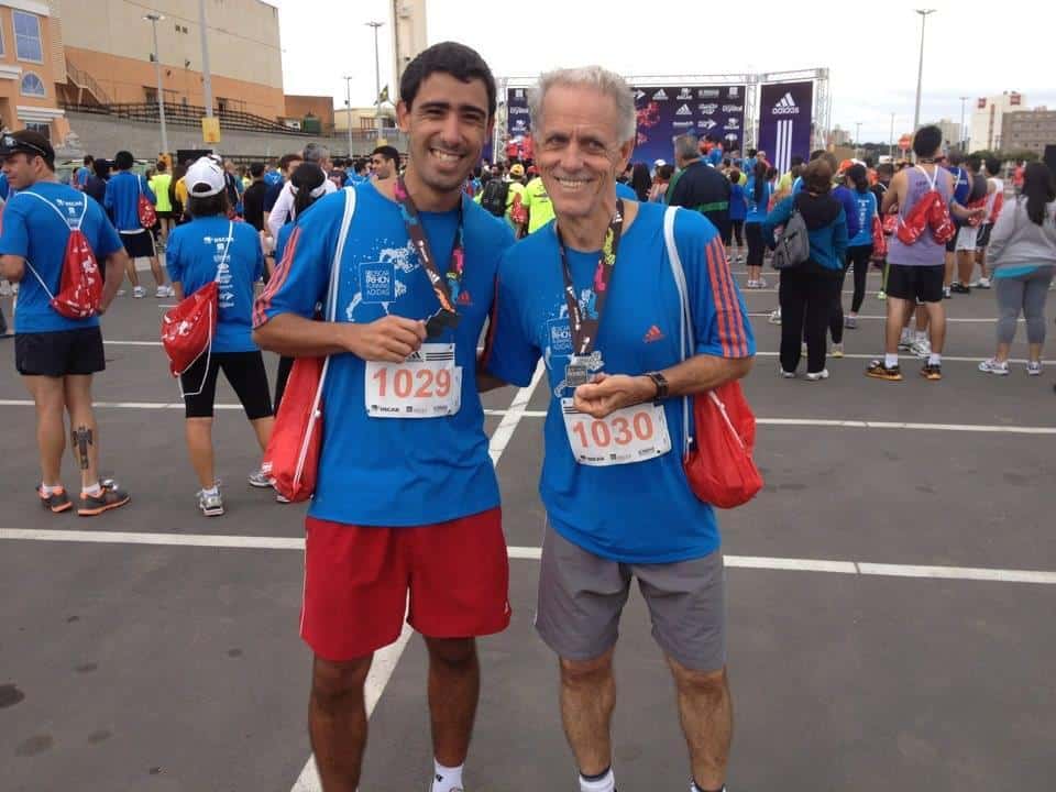 Fabrício Nascimento Ribeiro, major engenheiro aeronáutico, ao lado do pai Geraldo em corrida realizada em São José dos Campos (SP), há 13 anos
