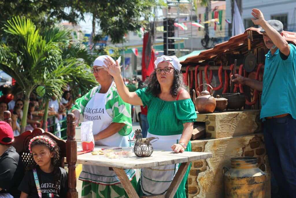 Famílias descendentes de italianos preparam delícias como polenta, capelete e linguiça para compartilhar com o público no desfile da Cappitella
