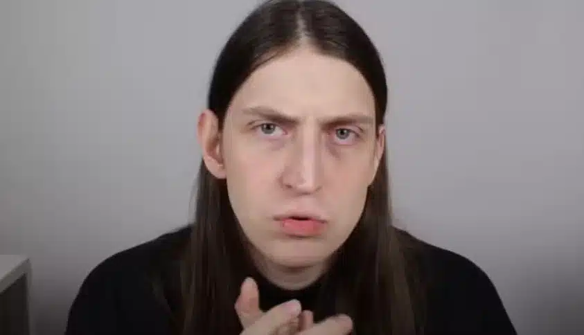 Casos recentes, como o do youtuber Felca, evidenciam a urgência do debate sobre adultização precoce, que obriga crianças a amadurecerem rapidamente diante de cobranças sociais e midiáticas. Foto: Reprodução/ Youtube