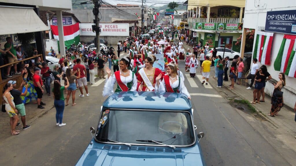 Rainha e princesas do evento desfilam pelas ruas de Nova Venécia, celebrando a cultura italiana durante a Festa da Cappitella