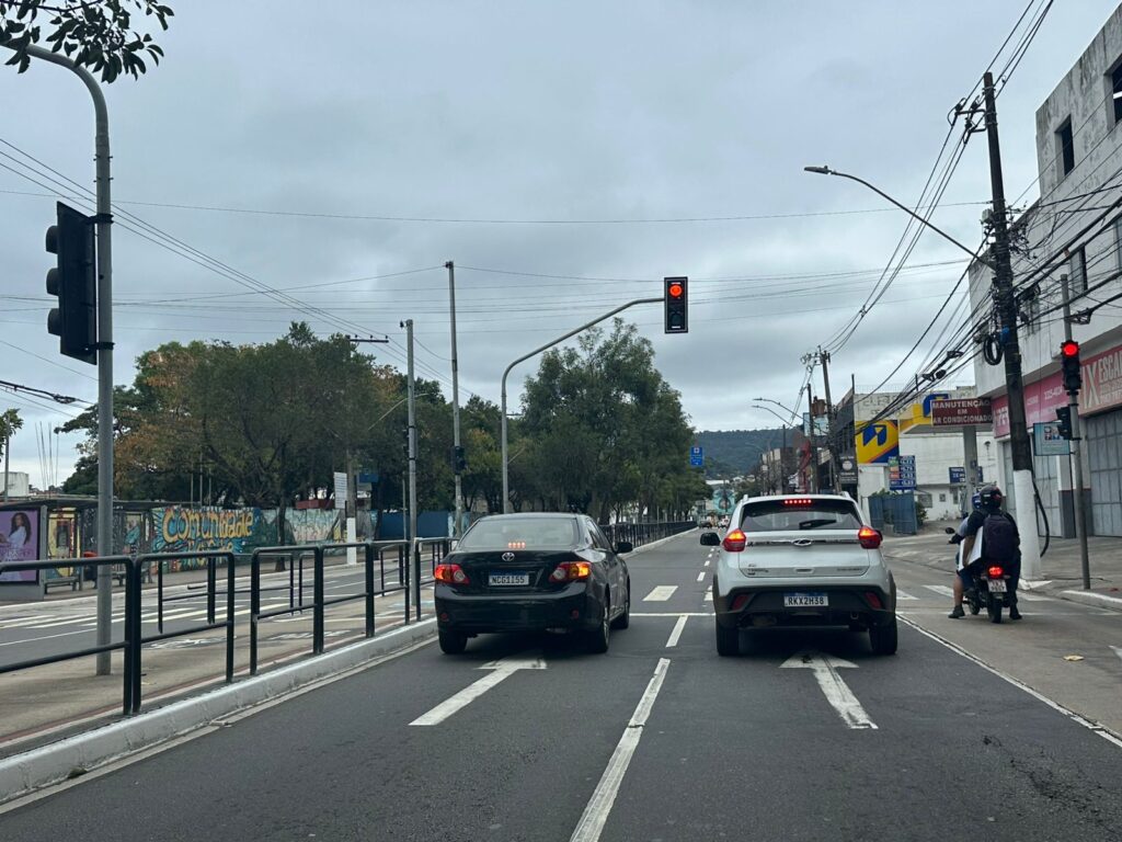 Céu nublado e temperatura baixa na Avenida Vitória com a chegada de nova frente fria ao estado