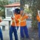 Garis de Linhares esbanjam bom humor durante o trabalho e conquistam as redes sociais com cantoria e dança nas ruas do bairro Juparanã