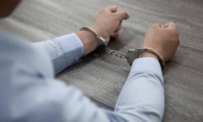 Homem é preso. Mãos algemadas