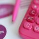 O conceito de Imposto Rosa evidencia a prática de mercado que cobra preços mais altos de produtos e serviços destinados a mulheres. Foto: Freepik
