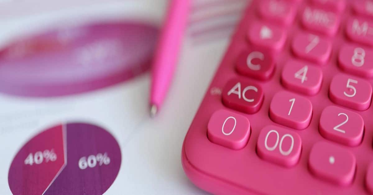 O conceito de Imposto Rosa evidencia a prática de mercado que cobra preços mais altos de produtos e serviços destinados a mulheres. Foto: Freepik