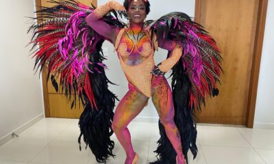 Layla Bastos, rainha de bateria da MUG, exibe fantasia inspirada em criatura onírica do enredo “O Diário Verde de Teresa”, com pintura corporal assinada por Gustavo Victor e figurino de Douglas Locatelli