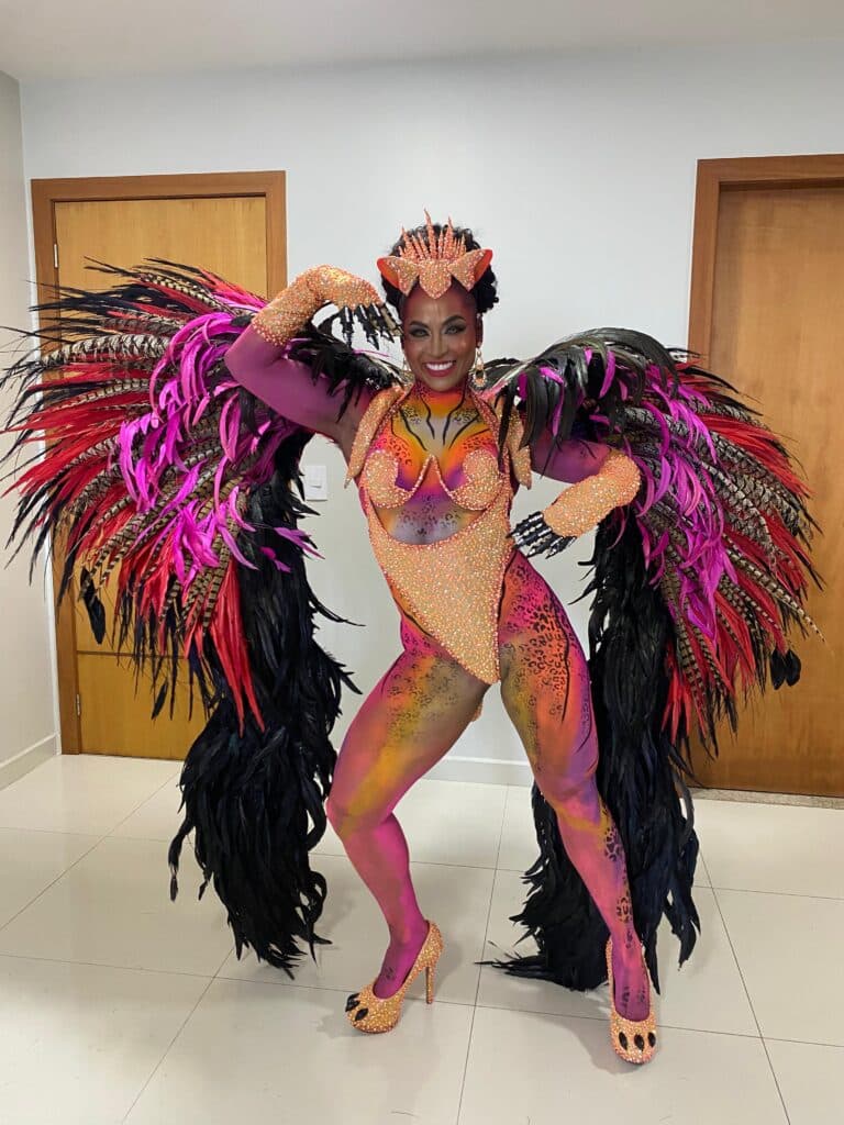 Layla Bastos, rainha de bateria da MUG, exibe fantasia inspirada em criatura onírica do enredo “O Diário Verde de Teresa”, com pintura corporal assinada por Gustavo Victor e figurino de Douglas Locatelli