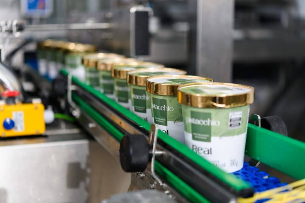Linha de produção do Grupo Lamoia em Piúma, responsável por marcas como Real Gelato, Paletitas e Luigi