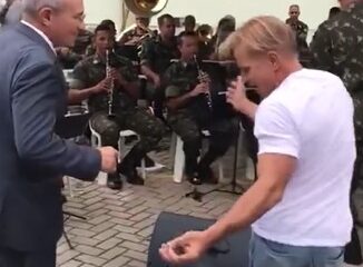 Paulo Hartung dança com Meneguelli, ao som de "Para bailar la bamba"