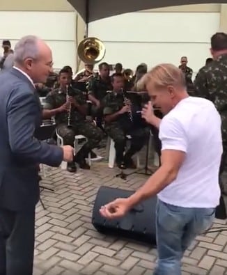Paulo Hartung dança com Meneguelli, ao som de "Para bailar la bamba"