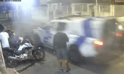 Momento em que policial dispara spray de pimenta de dentro da viatura contra grupo na rua, no bairro José de Anchieta, na Serra