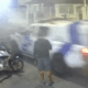 Momento em que policial dispara spray de pimenta de dentro da viatura contra grupo na rua, no bairro José de Anchieta, na Serra