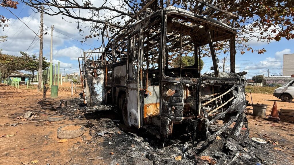 Motorhome destruído após incêndio em Jacaraípe, na Serra. O veículo era usado como moradia e oficina de artesanato pelo casal Falcão e Andréia