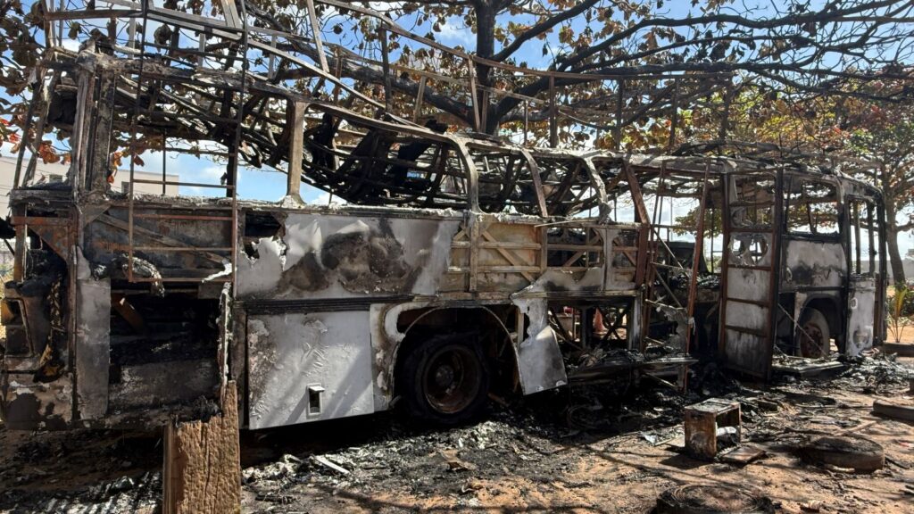 Motorhome destruído após incêndio em Jacaraípe, na Serra. O veículo era usado como moradia e oficina de artesanato pelo casal Falcão e Andréia