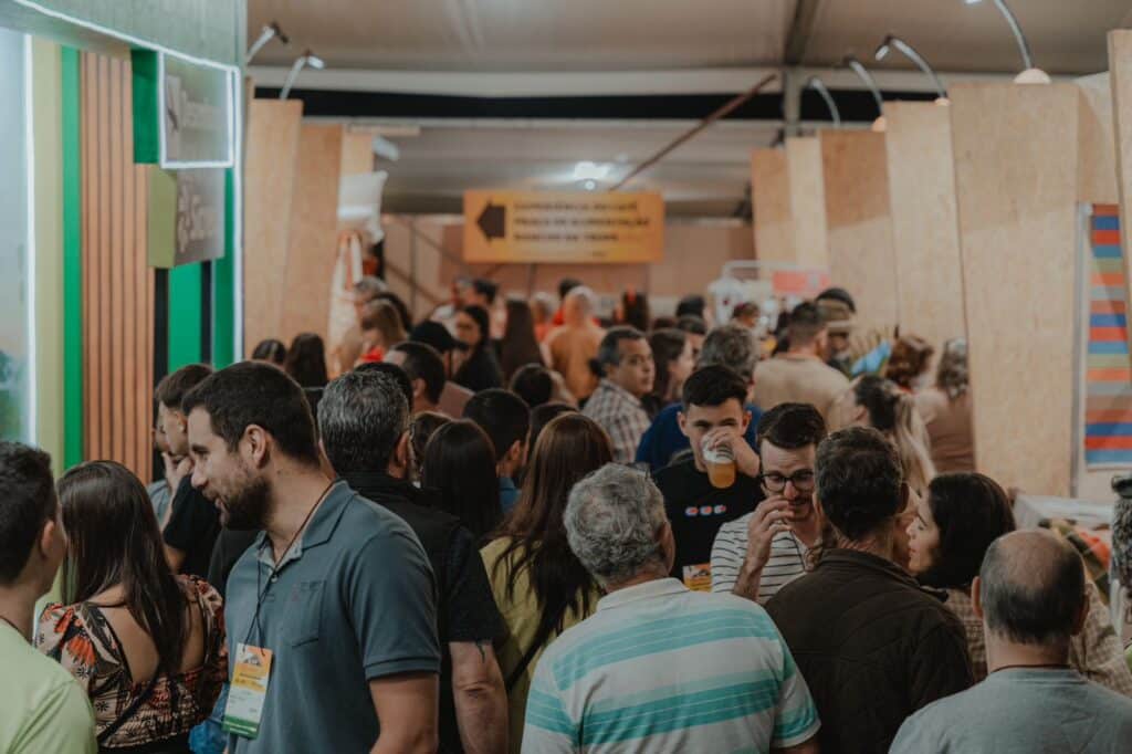 Movimento intenso de visitantes marca os corredores da Feira Estadual de Turismo Rural (RuralturES), no Distrito Turístico Pindobas, em Venda Nova do Imigrante