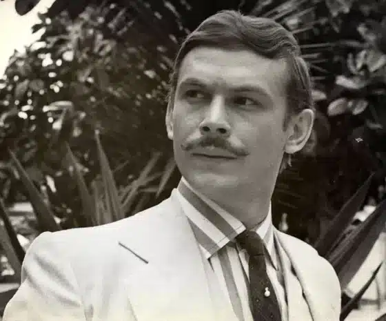 Mundinho Falcão, em Gabriela de Jorge Amado, encarna o coronel moderno que une tradição e desenvolvimento, ilustrando o poder político e econômico das elites regionais na Primeira República. Foto: Reprodução/Globo