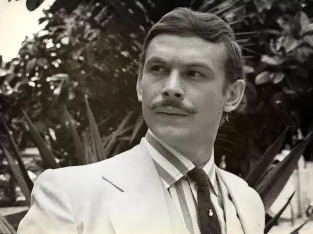 Mundinho Falcão, em Gabriela de Jorge Amado, encarna o coronel moderno que une tradição e desenvolvimento, ilustrando o poder político e econômico das elites regionais na Primeira República. Foto: Reprodução/Globo