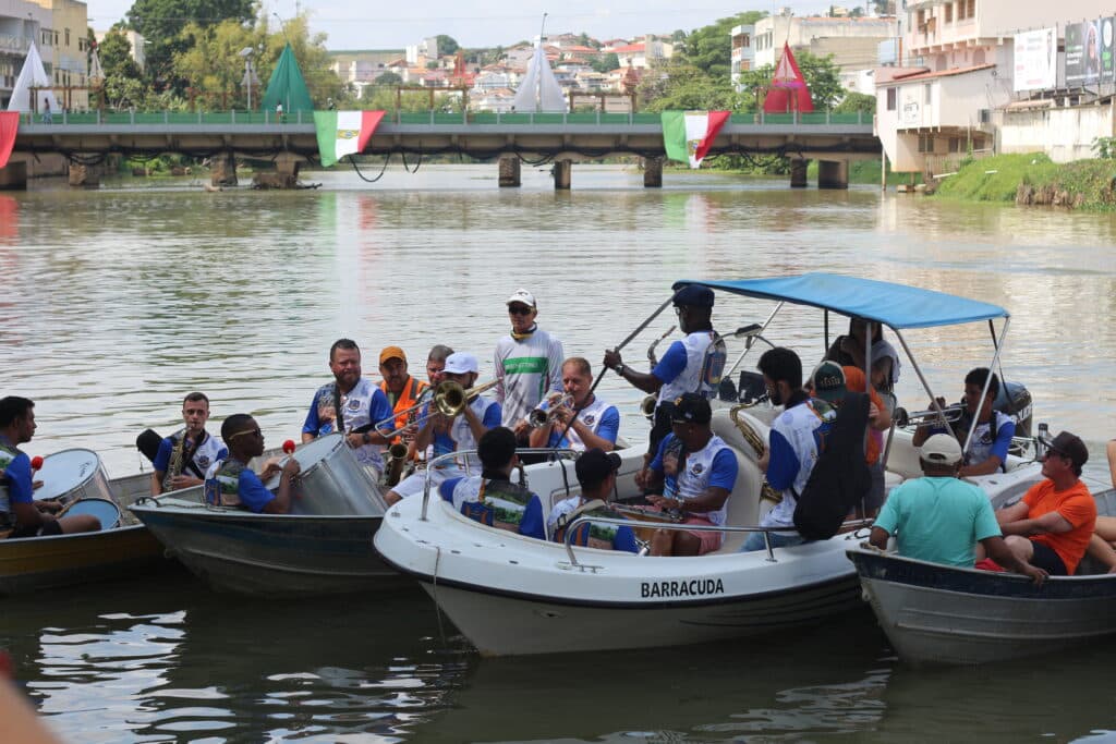 Músicos se apresentam em barcos pelo Rio Cricaré, misturando tradição e alegria no passeio que integra a Festa da Cappitella