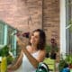 Na varanda de casa, Fabiany mantém suas próprias plantas e recebe hóspedes verdes que passam por cuidados semelhantes a um spa