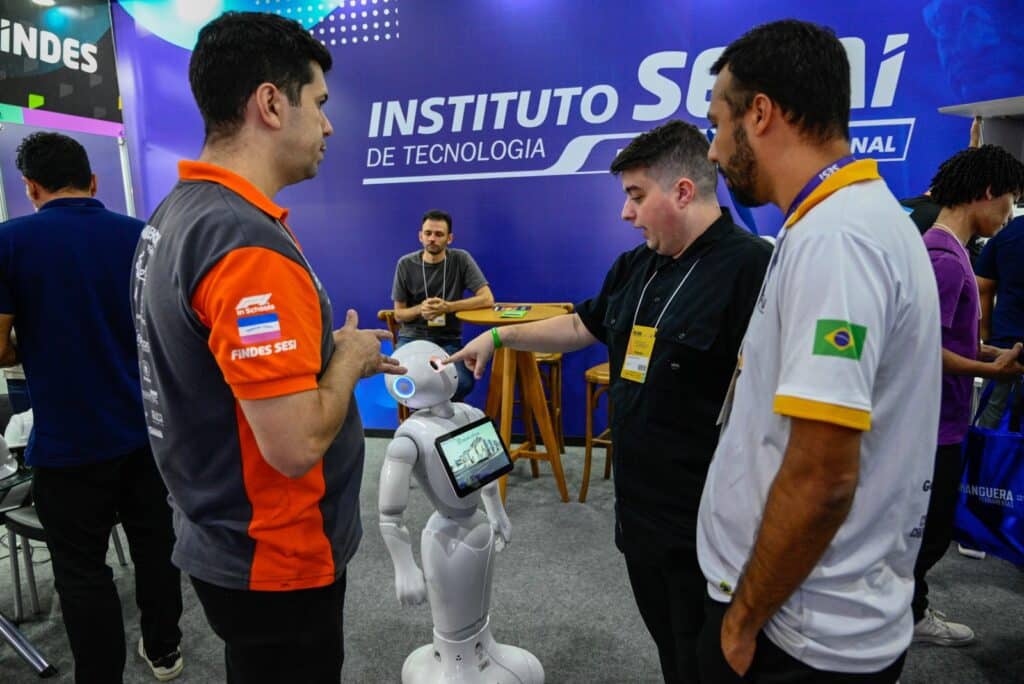 No estande do Instituto Sesi, o robô Pepper interage com visitantes da Mec Show 2025 e mostra como a tecnologia já faz parte da educação, auxiliando no reforço de conteúdos em sala de aula