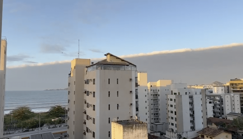 Formação do tipo Stratocumulus perlucidus aparece no céu de Camburi, em Vitória, e marca o início do mês com cenário incomum