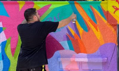 O artista Raí Bolzan trabalha nos primeiros traços do mural que vai ocupar mais de 700 m² no muro do Porto de Vitória