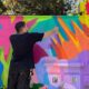 O artista Raí Bolzan trabalha nos primeiros traços do mural que vai ocupar mais de 700 m² no muro do Porto de Vitória