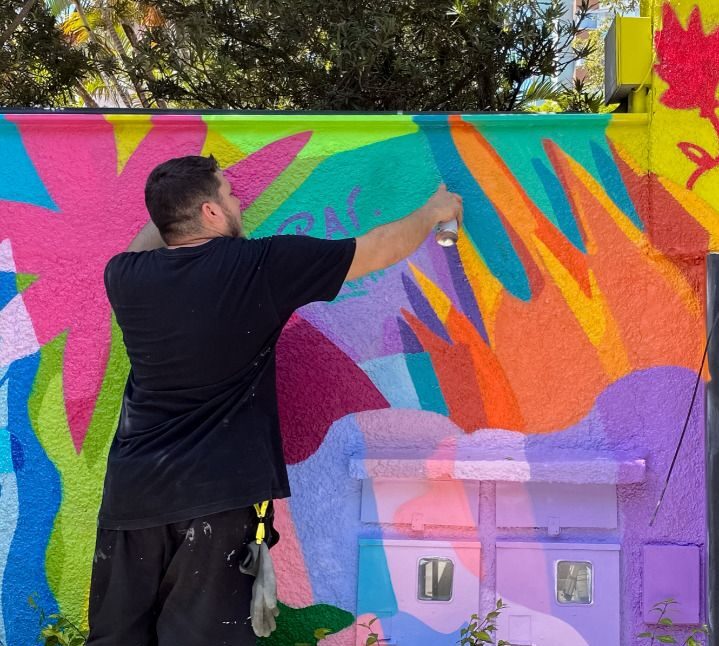 O artista Raí Bolzan trabalha nos primeiros traços do mural que vai ocupar mais de 700 m² no muro do Porto de Vitória