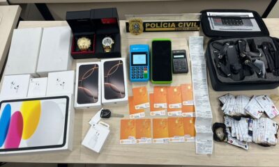 Objetos apreendidos pela Polícia Civil durante a operação que prendeu casal suspeito de fraudar cartões de alimentação e causar prejuízo milionário no ES