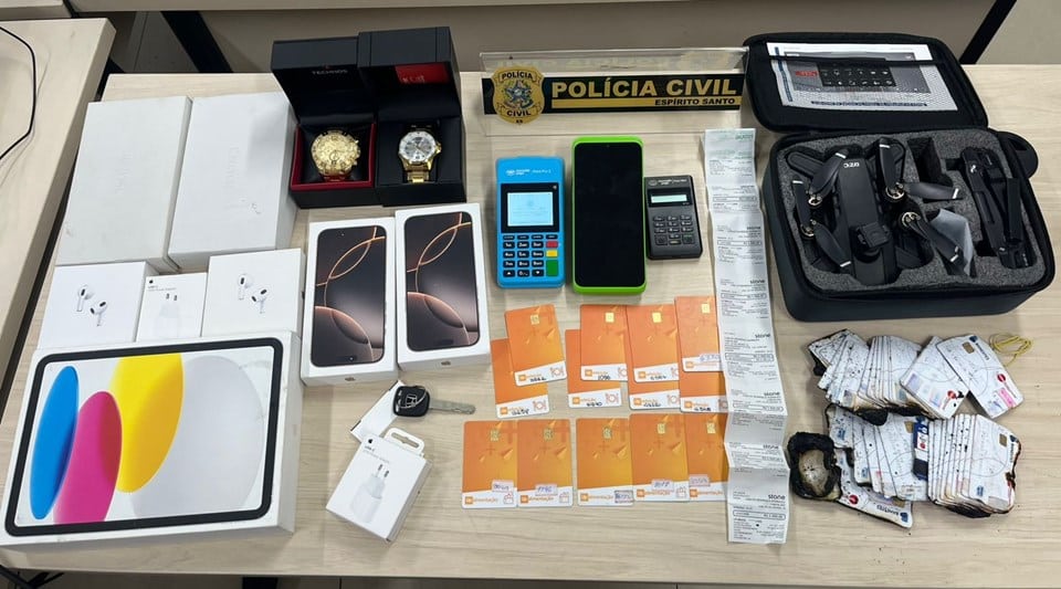 Objetos apreendidos pela Polícia Civil durante a operação que prendeu casal suspeito de fraudar cartões de alimentação e causar prejuízo milionário no ES