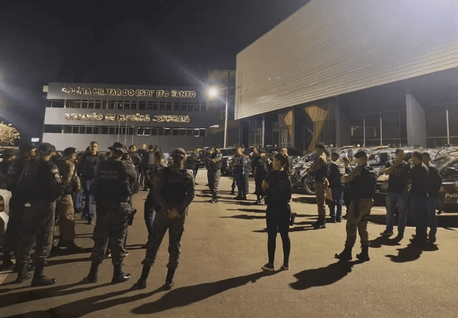 Policiais se reúnem no Quartel do Comando de Missões Especiais, em Vitória, antes do início da Operação Telic, que mira facção criminosa em Vila Velha