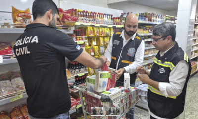 Procon-ES e Decon fiscalizam supermercado em Cariacica após denúncias sobre qualidade de produtos