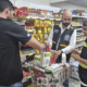 Procon-ES e Decon fiscalizam supermercado em Cariacica após denúncias sobre qualidade de produtos
