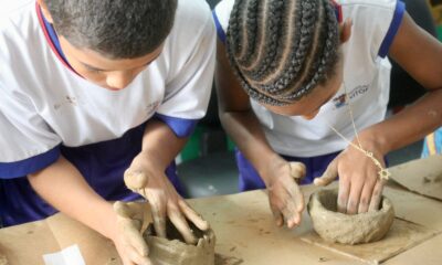 O projeto Memória do Barro leva oficinas gratuitas às escolas e instituições sociais de Vitória, conectando estudantes ao ofício das paneleiras reconhecido como Patrimônio Imaterial pelo IPHAN. Foto: Divulgação/Instituto Marlin Azul