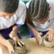 O projeto Memória do Barro leva oficinas gratuitas às escolas e instituições sociais de Vitória, conectando estudantes ao ofício das paneleiras reconhecido como Patrimônio Imaterial pelo IPHAN. Foto: Divulgação/Instituto Marlin Azul