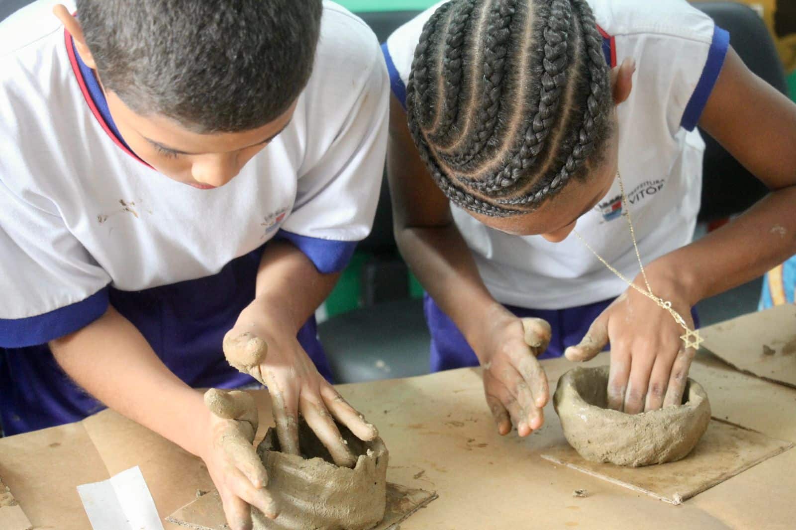 O projeto Memória do Barro leva oficinas gratuitas às escolas e instituições sociais de Vitória, conectando estudantes ao ofício das paneleiras reconhecido como Patrimônio Imaterial pelo IPHAN. Foto: Divulgação/Instituto Marlin Azul