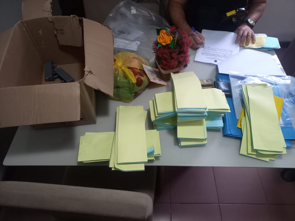 Receituários falsificados apreendidos durante a operação Revenant, que apura fraudes no programa Farmácia Popular na Grande Vitória