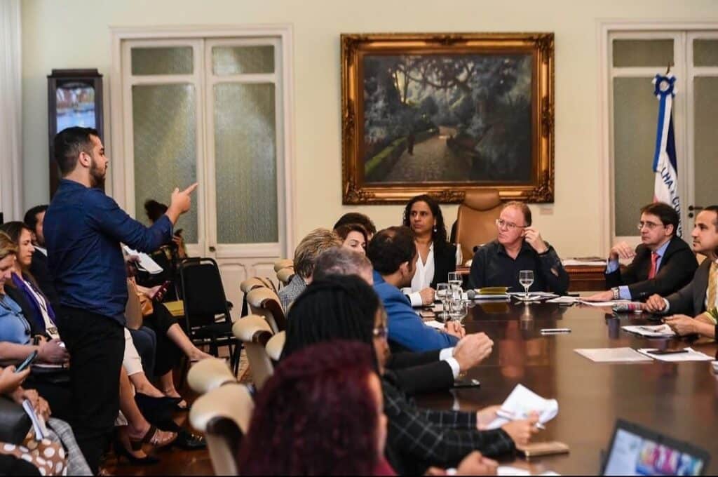 Renan Cadais fala a Casagrande em reunião no gabinete do governador (2019)