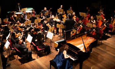 A Academia Jovem Concertante chega a Vitória em 24 de agosto com um concerto gratuito no Sesc Glória, reunindo 25 jovens músicos de todo o país para interpretar obras de Villa-Lobos, Bach, Mozart, Ernani Aguiar, Monique Aragão e Hércules Gomes. Foto: Nanah D Luize