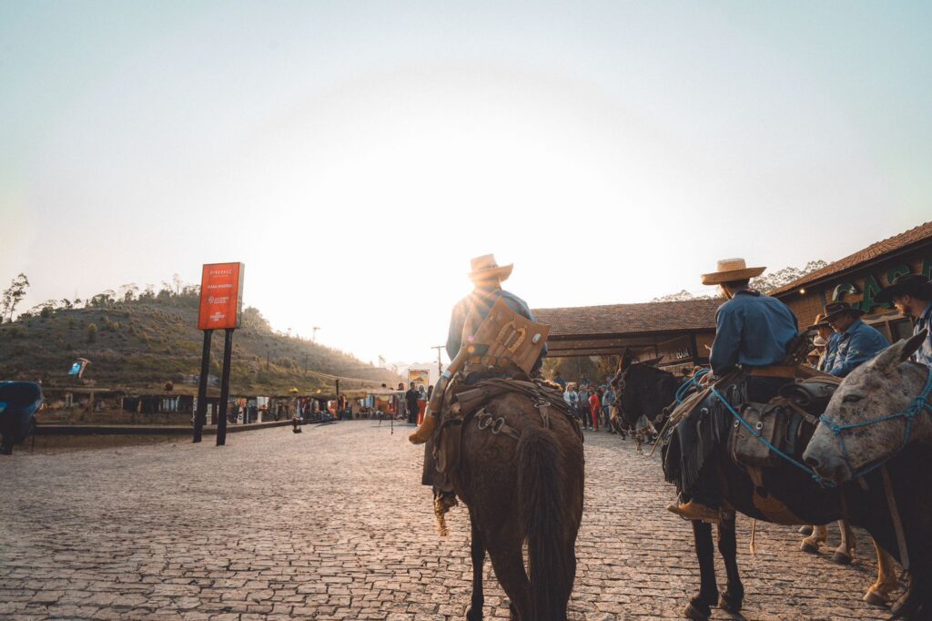 Tropeiros chegam à Fazenda Pindobas, em Venda Nova do Imigrante, após percorrerem 220 km na tradicional Expedição Tropeira, que integra a programação da RuralturES 2025