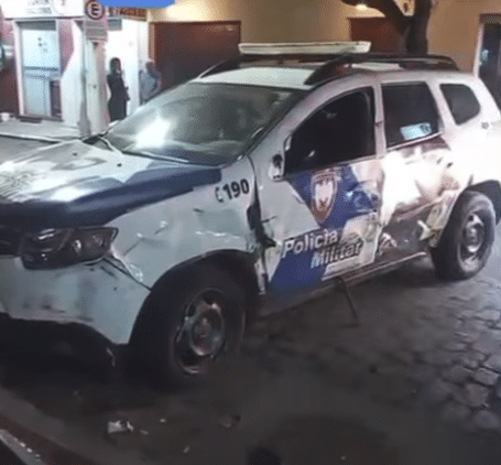 Viatura colidiu com carro onde estava a mulher, após fuga de motociclista suspeito na área central de Venda Nova do Imigrante