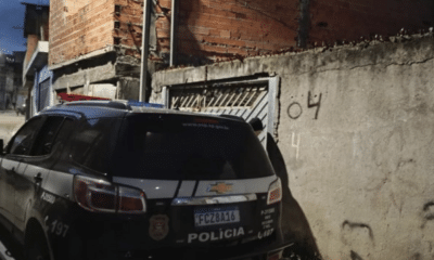 Viatura da Polícia Civil durante cumprimento de mandado em operação contra fraude digital que utilizava inteligência artificial