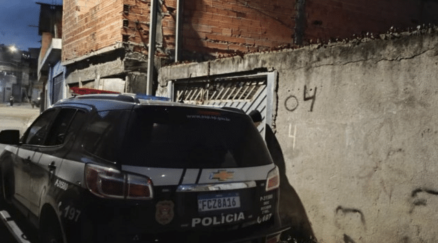 Viatura da Polícia Civil durante cumprimento de mandado em operação contra fraude digital que utilizava inteligência artificial
