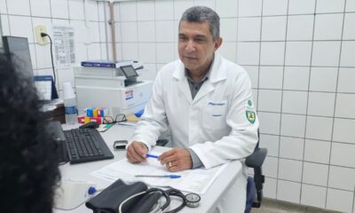 Sérgio Vidigal atendendo no consultório médico