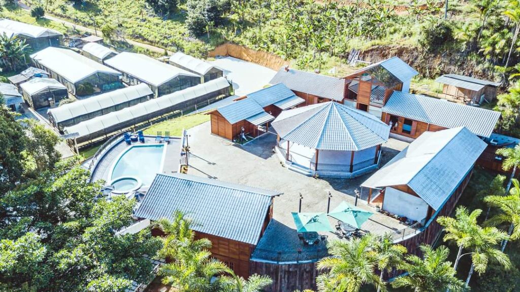 Vista panorâmica da Estância Vollmond, em Santa Maria de Jetibá, com lagos ornamentais abastecidos por água mineral da própria fonte