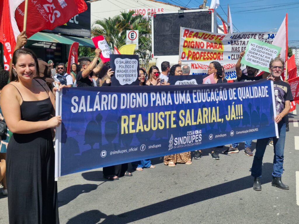 O protesto dos professores aconteceu em frente à prefeitura de Vila Velha. Foto: Divulgação (Sindiupes)