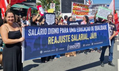 O protesto dos professores aconteceu em frente à prefeitura de Vila Velha. Foto: Divulgação (Sindiupes)