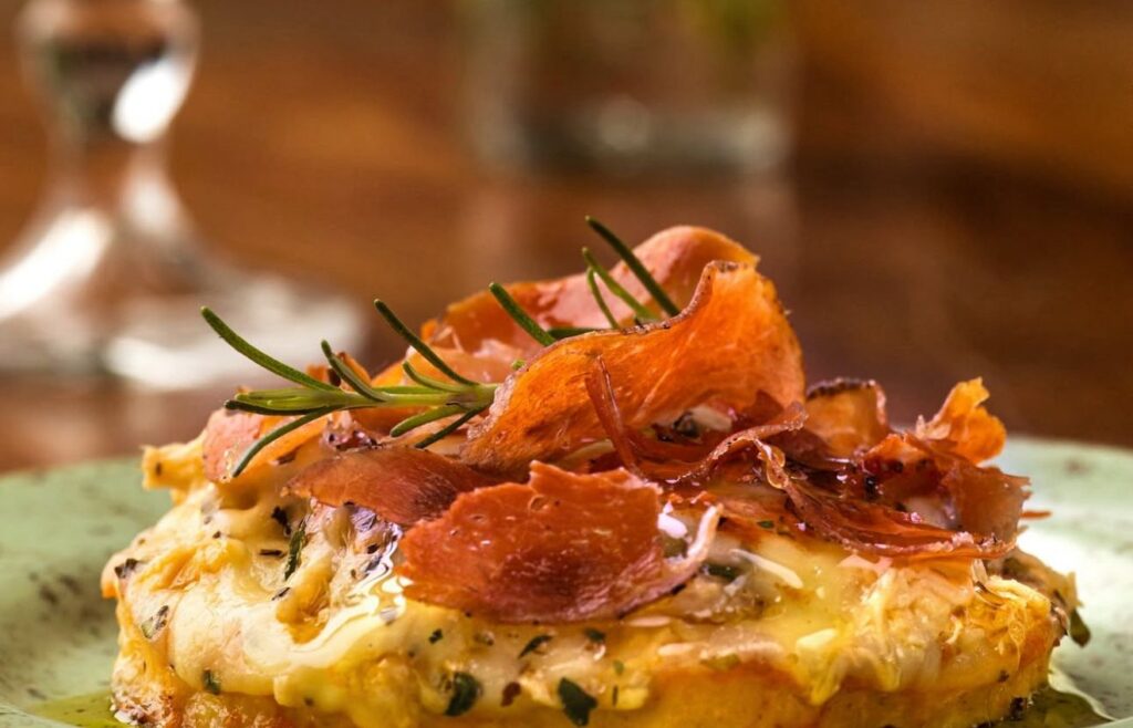 A pizza de polenta conquistou moradores e turista de Venda Nova do Imigrante. Foto: Divulgação 